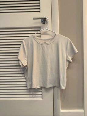 Uniqlo White Cropped Crewneck Tee